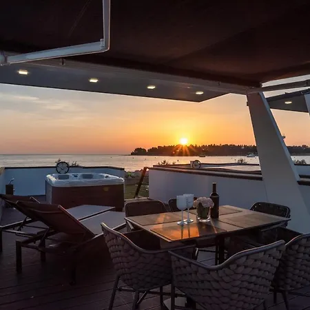 ספינת מלון The Sea Novigrad - Hausboot Floating Sea House Novigrad Istria