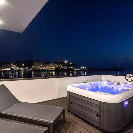 Stylish Houseboat By The Sea In Novigrad *