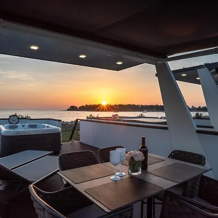 ספינת מלון The Sea Novigrad - Hausboot Floating Sea House *