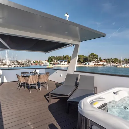 The Sea Novigrad - Bootshaus Floating Sea House Novigrad Istria