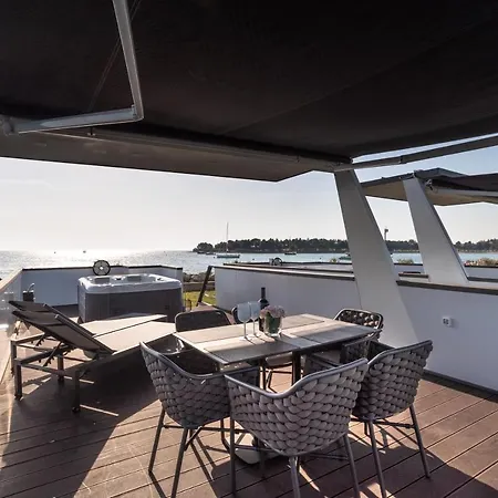 ספינת מלון The Sea Novigrad - Hausboot Floating Sea House