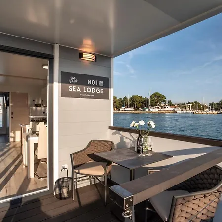 ספינת מלון The Sea Novigrad - Hausboot Floating Sea House *