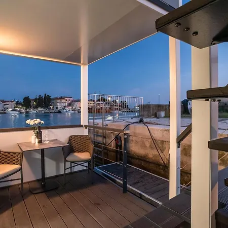 Botel The Sea Novigrad - Bootshaus Floating Sea House Novigrad Istria