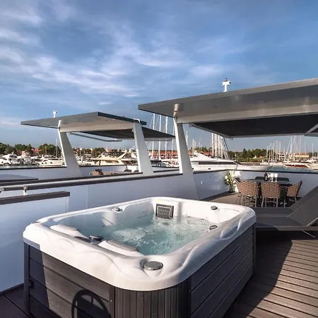 The Sea Novigrad - Hausboot Floating Sea House