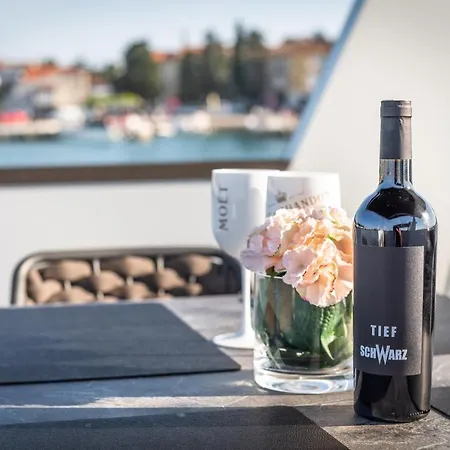 The Sea Novigrad - Bootshaus Floating Sea House