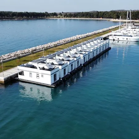 The Sea Novigrad - Hausboot Floating Sea House ספינת מלון *
