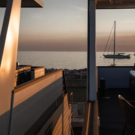 Båthotell The Sea Novigrad - Bootshaus Floating Sea House Novigrad Istria