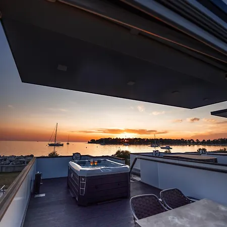The Sea Novigrad - Hausboot Floating Sea House