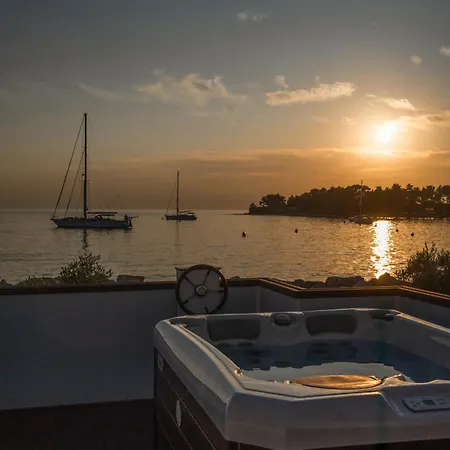 The Sea Novigrad - Bootshaus Floating Sea House Båthotell