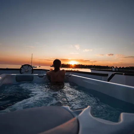Båthotell The Sea Novigrad - Bootshaus Floating Sea House *