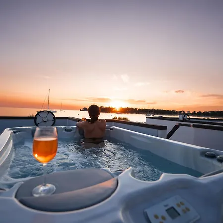 The Sea Novigrad - Bootshaus Floating Sea House Botel Novigrad Istria