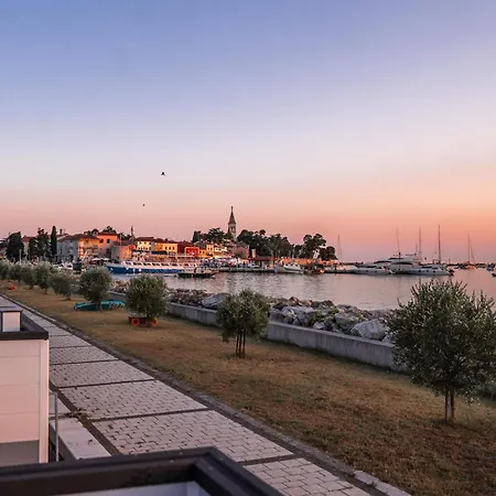 Stylish Houseboat By The Sea In Novigrad