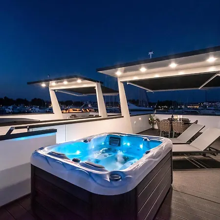 Stylish Houseboat By The Sea In Novigrad ספינת מלון