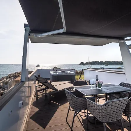 The Sea Novigrad - Hausboot Floating Sea House *